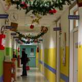 Gi� dall'ingresso del reparto non sembra di essere in un luogo di sofferenza: le pareti sono dipinte di verde e giallo, mentre dal soffitto spuntano i primi abbellimenti natalizi